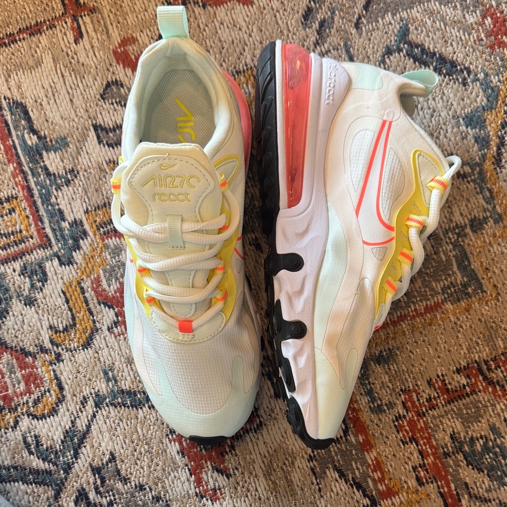 Nike Women's Air Max 270 - NWOB - Picture 3 of 6